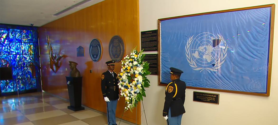 وضع إكليل من الزهور أمام راية الأمم المتحدة التي كانت ترفرف فوق فندق القناة قبل 21 عاما.