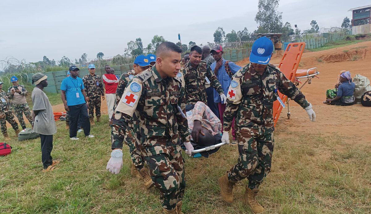 Des Casques bleus de la MONUSCO évacuent quatre civils grièvement blessés vers l'hôpital de Bunia après une attaque armée (photo d'archive).