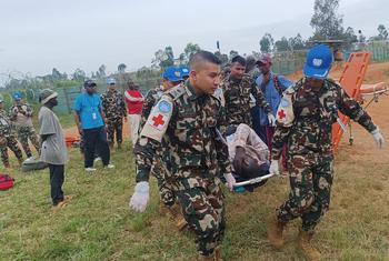 Walinda amani wa MONUSCO wakiwahamisha raia wanne waliojeruhiwa vibaya hadi hospitali ya Bunia baada ya shambulio la silaha.