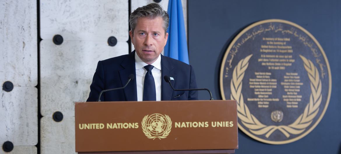 Tom Fletcher, subsecretário-geral da ONU para Assuntos Humanitários, discursa na Cerimônia de Comemoração do Dia Mundial Humanitário de 2025 em Genebra