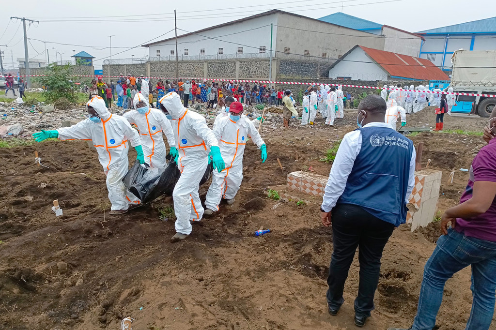 Miili inazikwa kwa msaada wa wafanyakazi wa WHO baada ya kuanguka kwa Goma kwa waasi wa M23, mashariki mwa Jamhuri ya Kidemokrasia ya Kongo (DRC), mapema Februari 2025.