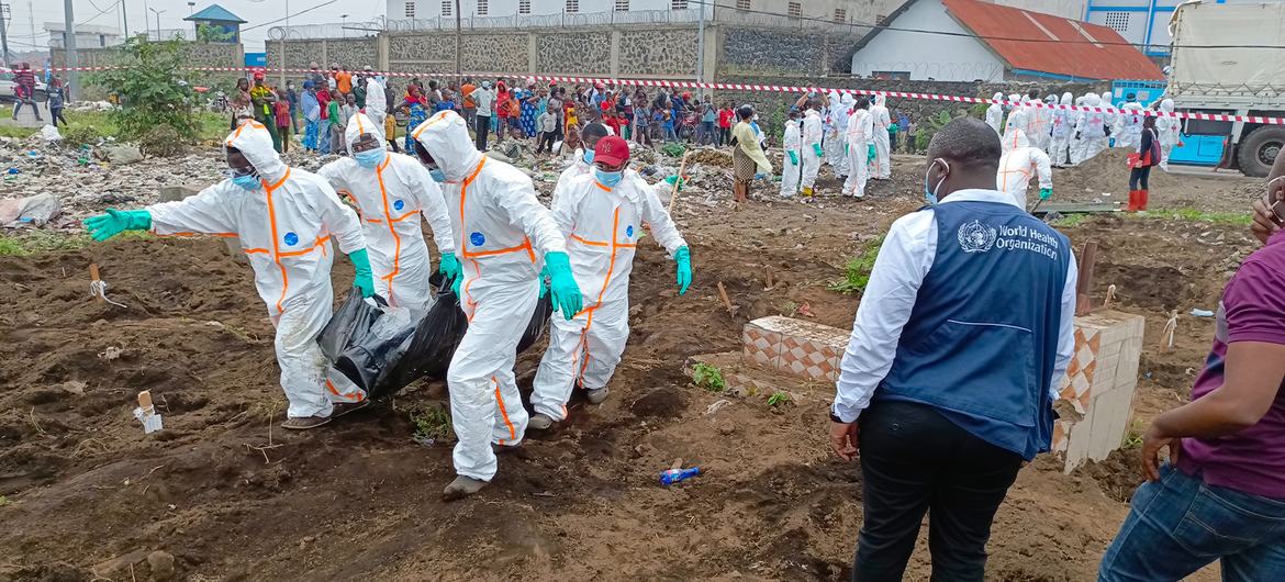 Bodies are being buried with the assistance of WHO personnel in the aftermath of the fall of Goma to M23 rebels in early February 2025. (file) Bodies are being buried with the assistance of WHO personnel in the aftermath of the fall of Goma to M23 rebels in early February 2025. (file)