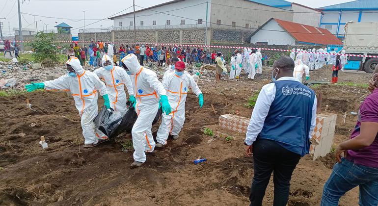 Los cadáveres están siendo enterrados con la ayuda del personal de la OMS tras la caída de Goma en manos de los rebeldes del M23, en el este de la República Democrática del Congo (RDC), a principios de febrero de 2025.