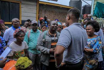 El doctor Thierno Baldé (de espaldas a la cámara), en un centro de salud donde la OMS apoyó el despliegue de un equipo médico de emergencia en Goma.