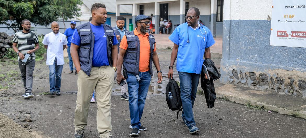 Dr Thierno Baldé (center left) and colleagues visit a WHO-supported health centre providing care to the population around Goma. (file) Dr Thierno Baldé (center left) and colleagues visit a WHO-supported health centre providing care to the population around Goma. (file)