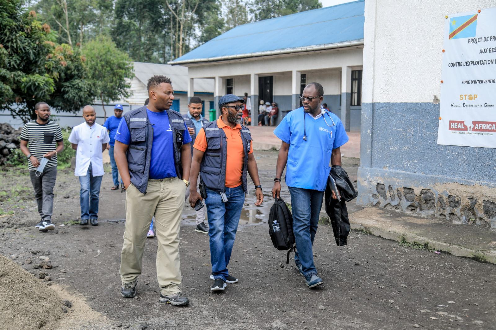 Le Dr Thierno Baldé (au centre à gauche) et ses collègues de l'OMS visitent un centre de santé soutenu par l'OMS en dehors de Goma.
