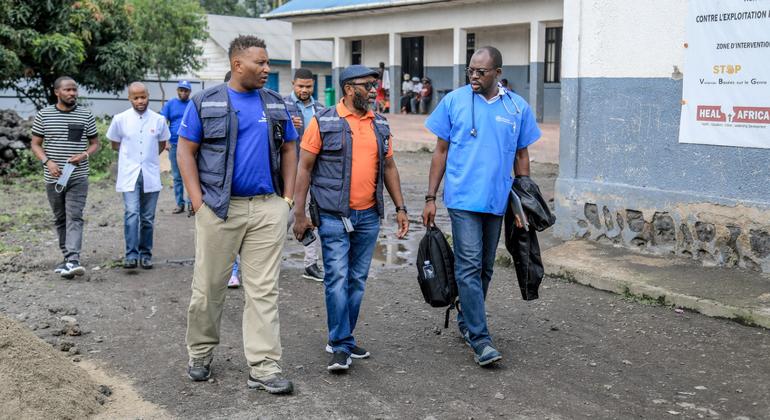 डॉक्टर थीर्नो बाल्डे (बाएँ-केन्द्र में) और उनके विश्व स्वास्थ्य संगठन के सहकर्मी, गोमा और आसपास की आबादी को चिकित्सा सेवाएँ प्रदान करने वाले एक WHO समर्थित स्वास्थ्य केन्द्र का दौरा करते हुए.