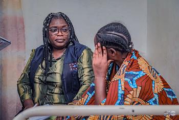 Etiennette Mukwanga apportant un soutien psychologique aux femmes vulnérables de la communauté, dans l’est de la RDC. Etiennette Mukwanga apportant un soutien psychologique aux femmes vulnérables de la communauté, dans l’est de la RDC.
