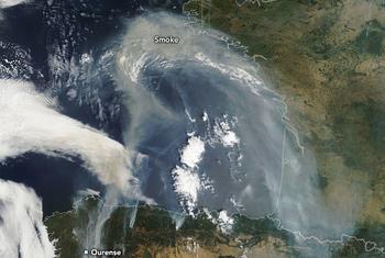 Imagem de satélite MODIS da fumaça dos incêndios florestais na Espanha e em Portugal em 15 de agosto de 2025, com as localizações de Ourense e Trancoso marcadas.