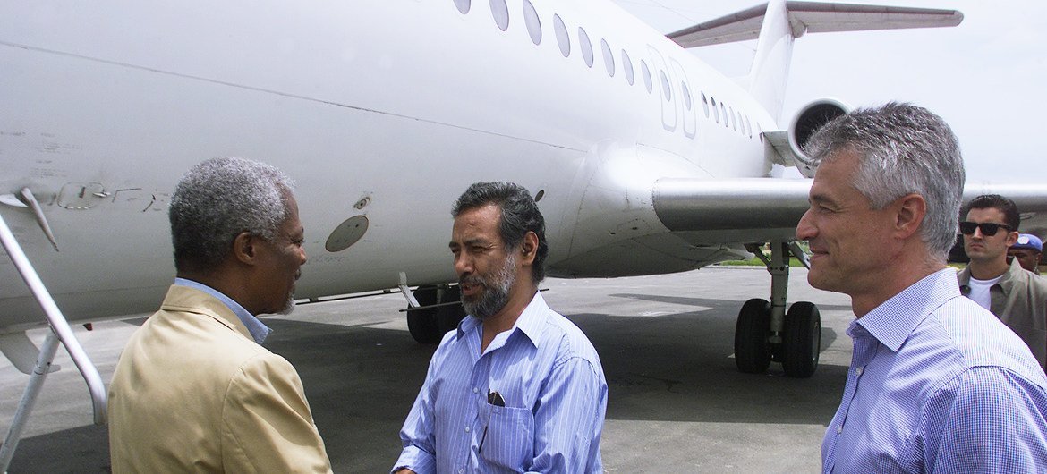 Secretário-geral Kofi Annan (à esquerda) a chegar a Dili, Timor-Leste, é saudado pelo líder da independência Kay Rala Xanana Gusmão. À direita está Sergio Vieira De Mello, que foi o líder da transição. Encontro aconteceu em 17 de fevereiro de 2000