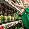 زجاجات من زيت الزيتون معروضة للبيع في سوبر ماركت في المغرب.