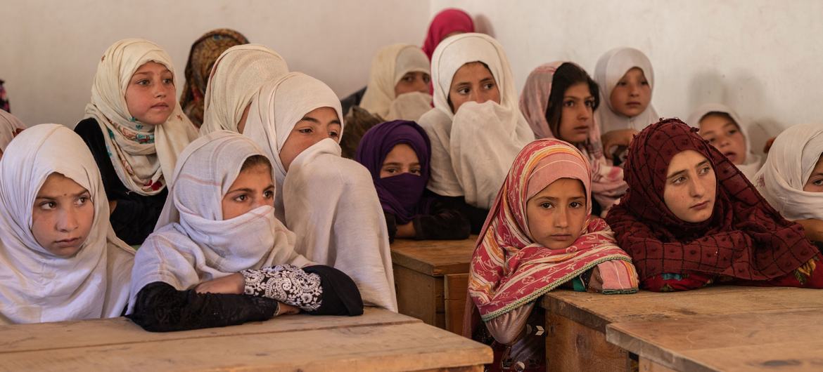 अफ़ग़ानिस्तान के नूरिस्तान प्रान्त के एक हाई स्कूल में, कुछ छात्राएँ अपनी कक्षा में बैठे हुए. तालेबान के शासन में लड़कियों की शिक्षा पर अनेक तरह की पाबन्दियाँ लगी हैं.