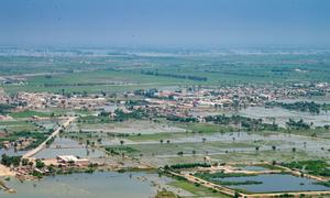 पाकिस्तान में जुलाई-अगस्त2 में भारी बढ़ से हुई भीषण तबाही का एक हवाई दृश्य. यूएन महासचिव ने देश के साथ एकजुटता दिखाने के लिये सितम्बर 2022 में बाढ़ प्रभावित कुछ इलाक़ों का दौरा किया.