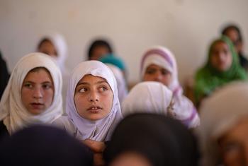 مجموعة من فتيات المدارس الابتدائية يجلسن في الفصل الدراسي في مدرسة البنات الثانوية في مقاطعة نورستان، أفغانستان.