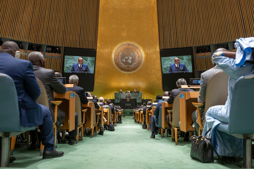 رئيس الجمعية العامة للأمم المتحدة دينيس فرانسيس متحدثا في افتتاح المناقشة العامة. 