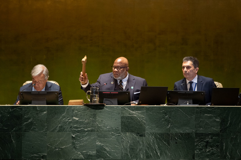 联合国大会第78届主席丹尼斯·弗朗西斯（中）主持一般性辩论开幕。