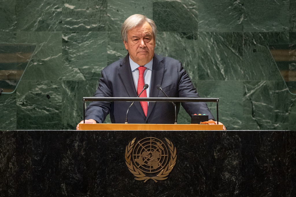 Генеральный секретарь ООН Антониу Гутерриш обращается к делегатам с трибуны зала Генассамблеи.