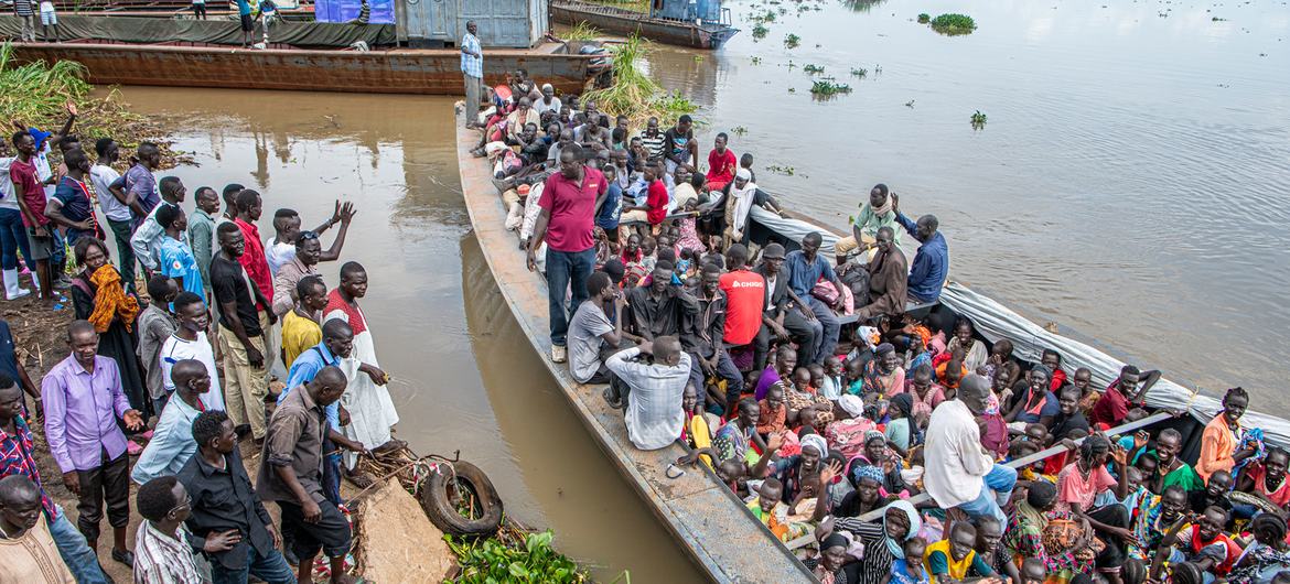 Uma barca sai de um cais em Renk, no estado do Alto Nilo, no Sudão do Sul, transportando centenas de repatriados do Sudão do Sul que fugiram do conflito no Sudão