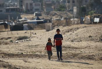 Deux enfants à Khan Younis, dans le sud de la bande de Gaza.