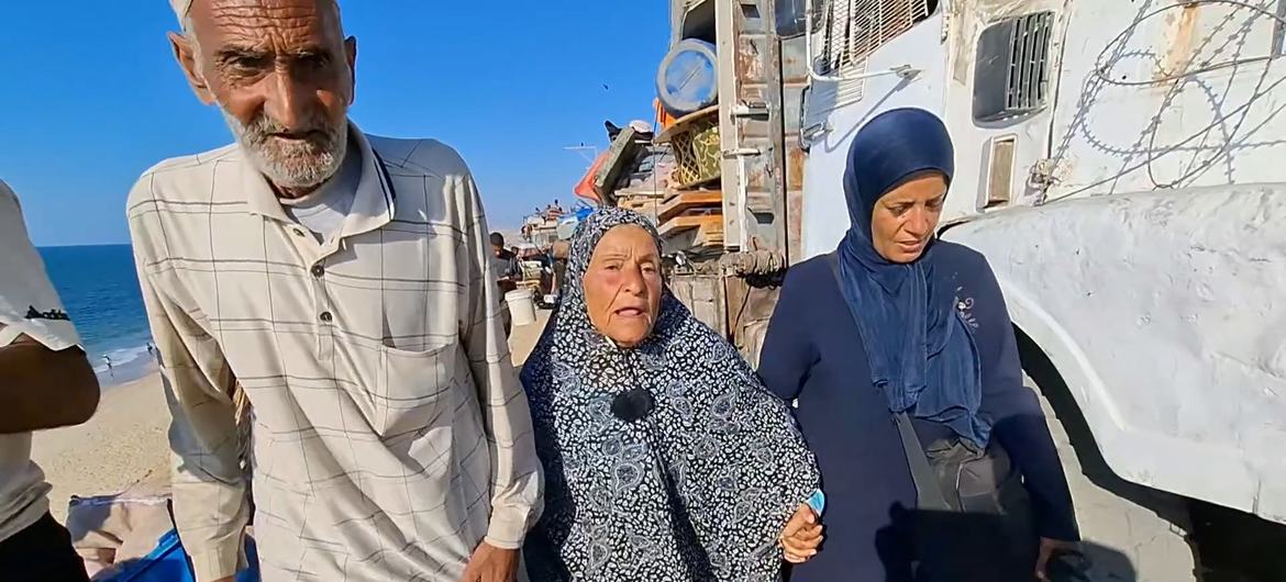 Desplazamiento en Gaza: Abu Nader Siam (izquierda), caminando con su esposa Zakia Siam (centro). Desplazamiento en Gaza: Abu Nader Siam (izquierda), caminando con su esposa Zakia Siam (centro).