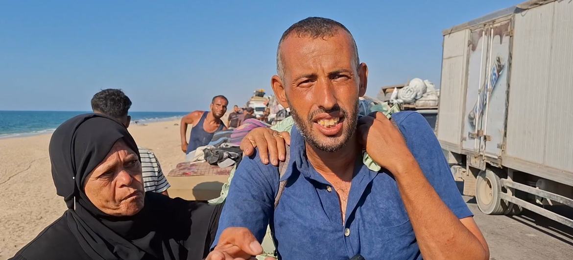 Desde Gaza, Ayman al-Khatib durante su viaje a pie con su tía tras ser desplazado.