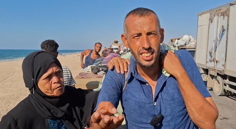 أيمن الخطيب خلال رحلة نزوحه من شمال غزة إلى جنوبها سيرا على الأقدام مع عمته. فقد أيمن جميع أفراد عائلته في حي تل الزعتر بمخيم جباليا في شمال غزة. أيمن الخطيب خلال رحلة نزوحه من شمال غزة إلى جنوبها سيرا على الأقدام مع عمته. فقد أيمن جميع أفراد عائلته في حي تل الزعتر بمخيم جباليا في شمال غزة.