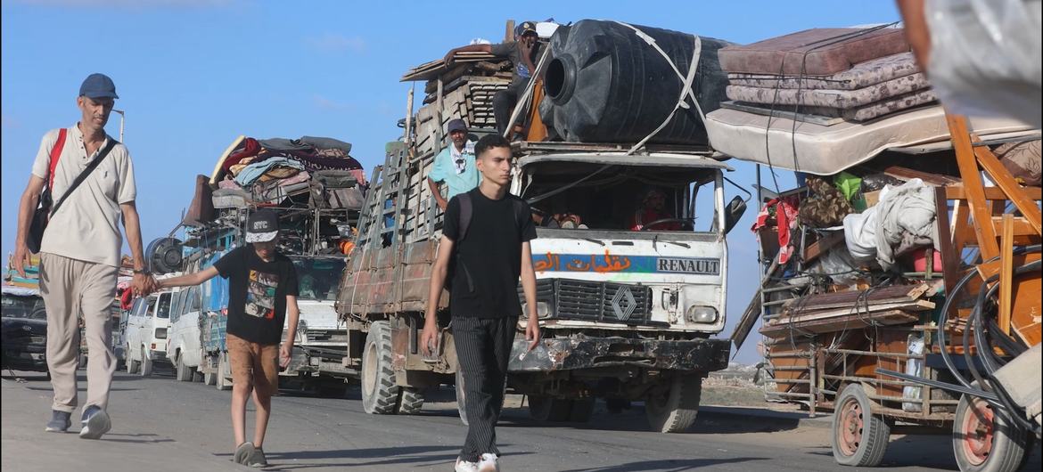 تواصل مئات العائلات الفلسطينية الفرار من شمال قطاع غزة، وسط ظروف إنسانية بالغة التعقيد، في خضم نقص وسائل النقل وارتفاع تكلفتها التي قد تصل إلى 3000 دولار، وهو ما يجعلها خيارا مستحيلا بالنسبة للكثيرين.