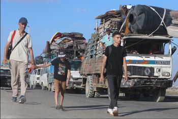 تواصل مئات العائلات الفلسطينية الفرار من شمال قطاع غزة، وسط ظروف إنسانية بالغة التعقيد، في خضم نقص وسائل النقل وارتفاع تكلفتها التي قد تصل إلى 3000 دولار، وهو ما يجعلها خيارا مستحيلا بالنسبة للكثيرين.