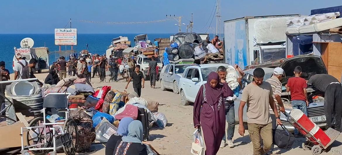 Hundreds of Palestinian families continued to flee Gaza City in the north of the enclave via the overcrowded coastal al-Rashid Street, amid a severe shortage of transportation and soaring travel costs.