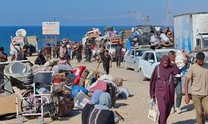 Cientos de familias palestinas continuaron huyendo de la ciudad de Gaza, en el norte, a través de la abarrotada calle costera al-Rashid, en medio de una grave escasez de medios de transporte y del aumento vertiginoso de los costes de los desplazamientos,…