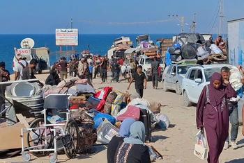 Cientos de familias palestinas continuaron huyendo de la ciudad de Gaza, en el norte, a través de la abarrotada calle costera al-Rashid, en medio de una grave escasez de medios de transporte y del aumento vertiginoso de los costes de los desplazamientos,…