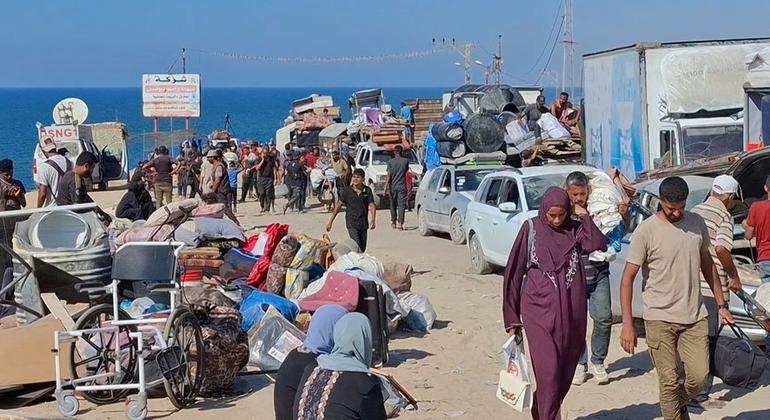 Cientos de familias palestinas continuaron huyendo de la ciudad de Gaza, en el norte, a través de la abarrotada calle costera al-Rashid, en medio de una grave escasez de medios de transporte y del aumento vertiginoso de los costes de los desplazamientos,…
