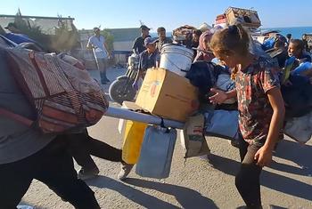 ग़ाज़ा में भीड़भाड वाली अल-राशिद सड़क के ज़रिए सैकड़ों फ़लस्तीनी परिवार सुरक्षित आश्रय की तलाश में जा रहे हैं.