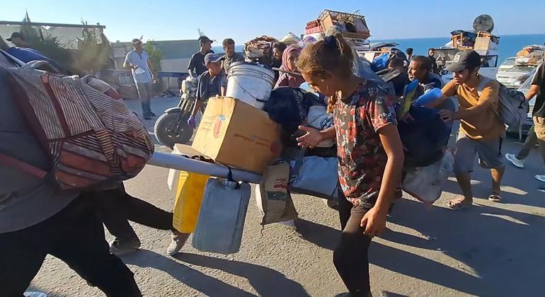 تواصل مئات العائلات الفلسطينية الفرار من شمال قطاع غزة، وسط ظروف إنسانية بالغة التعقيد، في خضم نقص وسائل النقل وارتفاع تكلفتها التي قد تصل إلى 3000 دولار، وهو ما يجعلها خيارا مستحيلا بالنسبة للكثيرين. تواصل مئات العائلات الفلسطينية الفرار من شمال قطاع غزة، وسط ظروف إنسانية بالغة التعقيد، في خضم نقص وسائل النقل وارتفاع تكلفتها التي قد تصل إلى 3000 دولار، وهو ما يجعلها خيارا مستحيلا بالنسبة للكثيرين.