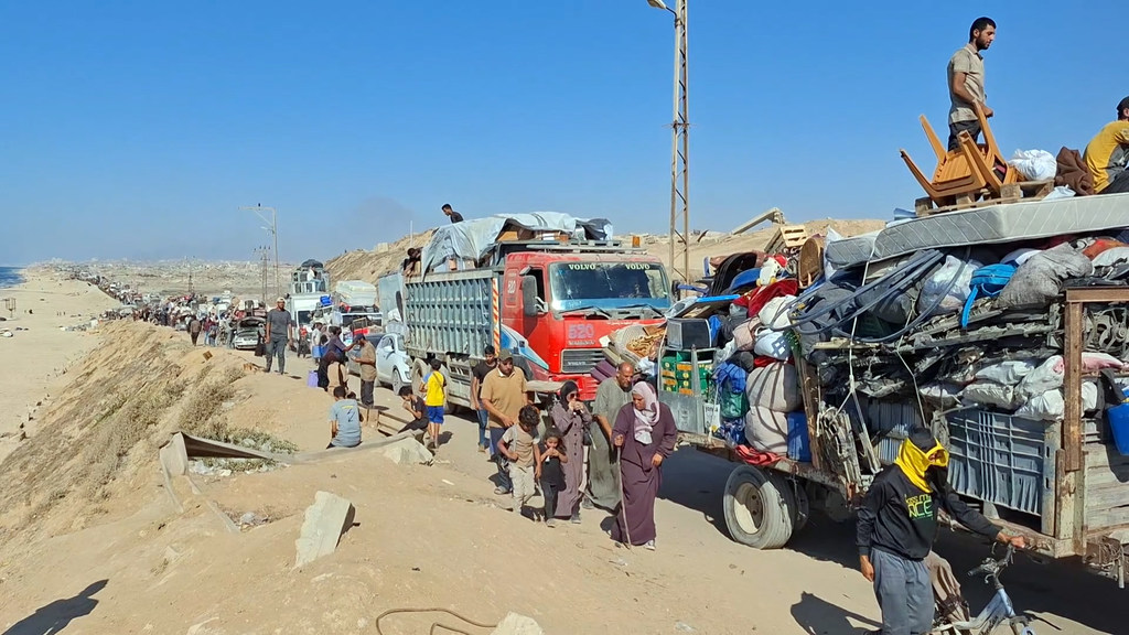 Des centaines de familles palestiniennes continuent de fuir la ville de Gaza, au nord de l'enclave, via la route côtière d'al-Rashid.
