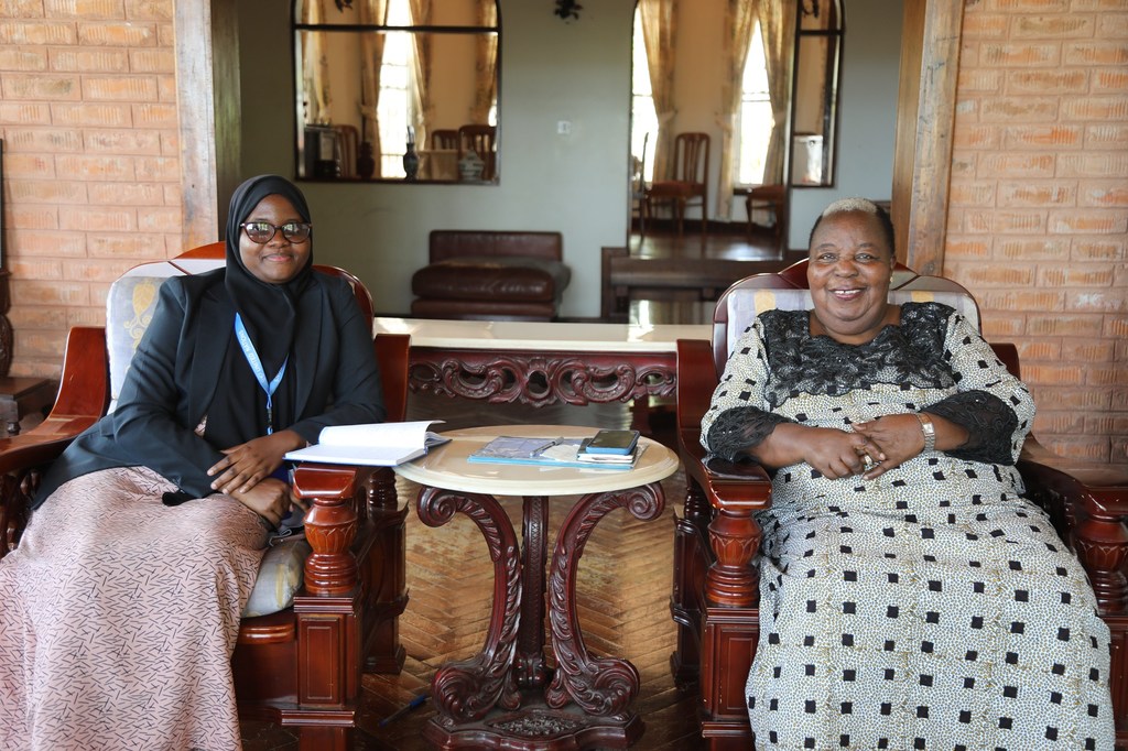 Balozi Gertrude Mongella (kulia) kutoka Tanzania, akiwa na Sabrina Moshi wa UN News Kiswahili.