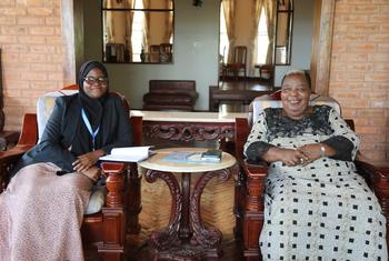 Balozi Gertrude Mongella (kulia) kutoka Tanzania, akiwa na Sabrina Moshi wa UN News Kiswahili.