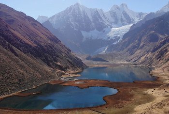 秘鲁，山谷中的高山湖泊，背景是瓦伊瓦什山脉白雪皑皑的山峰。