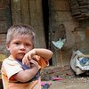 Retrato de um jovem indígena em um ambiente de pobreza na região amazônica do Brasil.