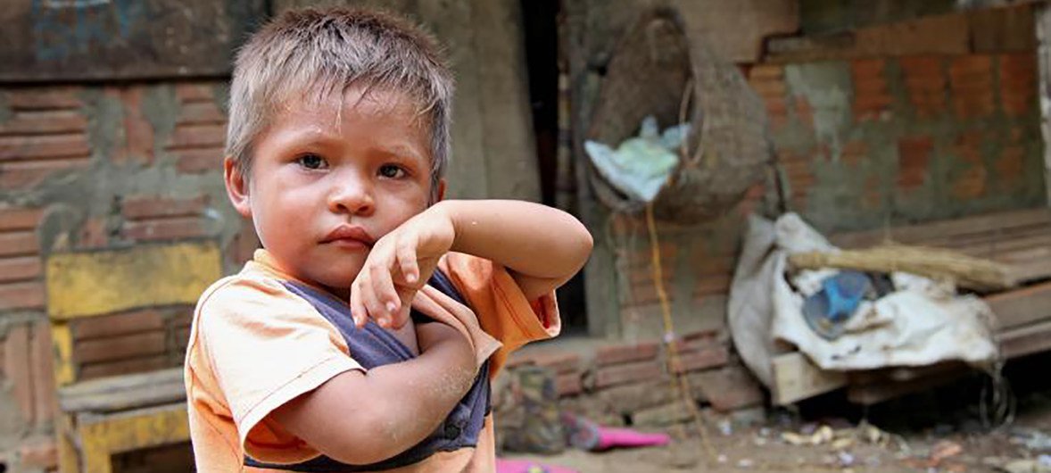 Retrato de um jovem indígena em um ambiente de pobreza na região amazônica do Brasil.