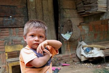 Criança que vive na região da Amzônia no Brasil