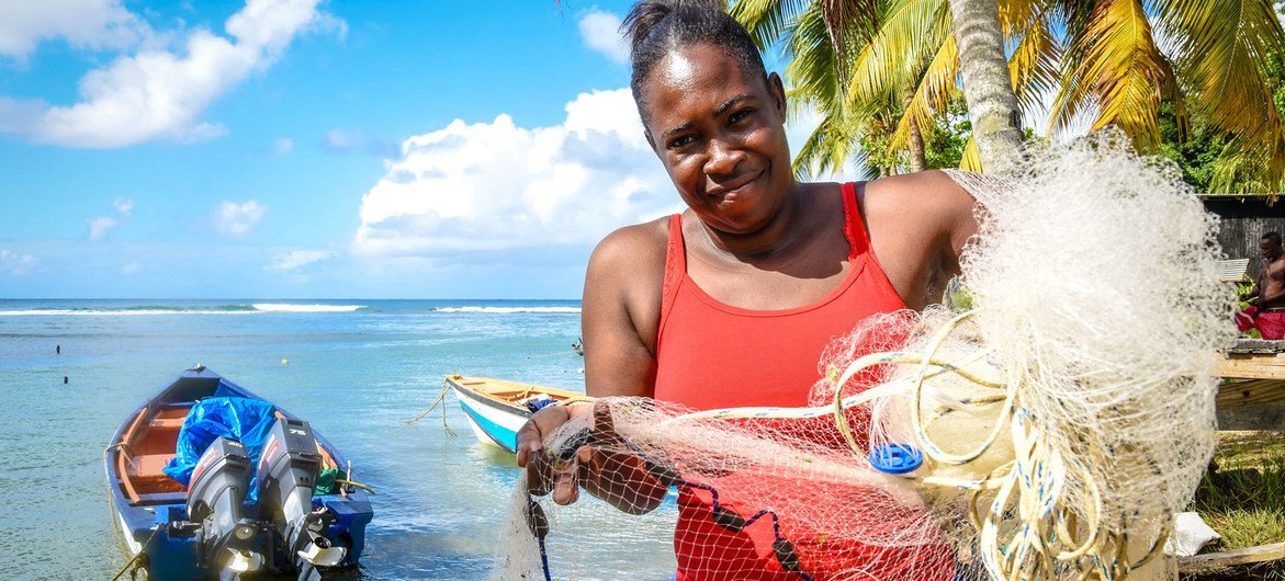 Pescadora prepara suas redes na ilha do Caribe, Dominica.