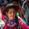Una mujer indígena argentina participa en una manifestación a favor de los derechos humanos.