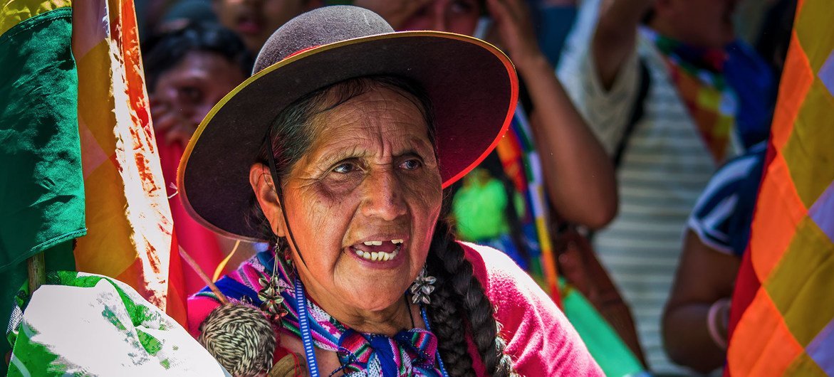 Una mujer indígena argentina participa en una manifestación a favor de los derechos humanos.