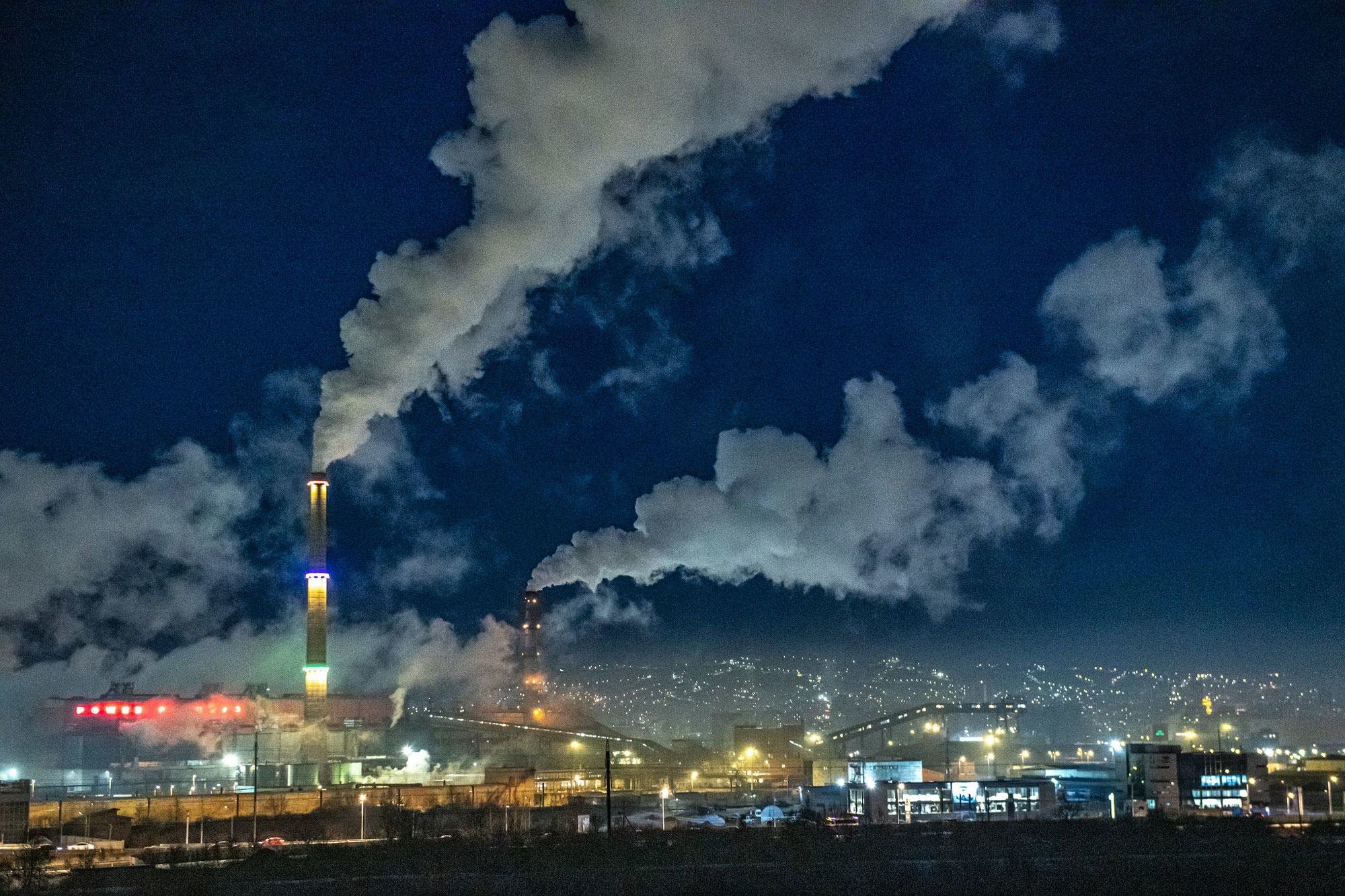 تساهم الانبعاثات من محطات الطاقة التي تعمل بالفحم في تلوث الهواء في أولان باتور، منغوليا.