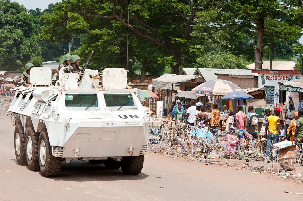 联合国维和人员在中非共和国的班巴里巡逻。