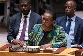 الممثلة الخاصة للأمم المتحدة ورئيسة بعثة الأمم المتحدة المتكاملة المتعددة الأبعاد لتحقيق الاستقرار في جمهورية أفريقيا الوسطى (مينوسكا)، فالنتين روغوابيزا، تلقي كلمة أمام مجلس الأمن الدولي