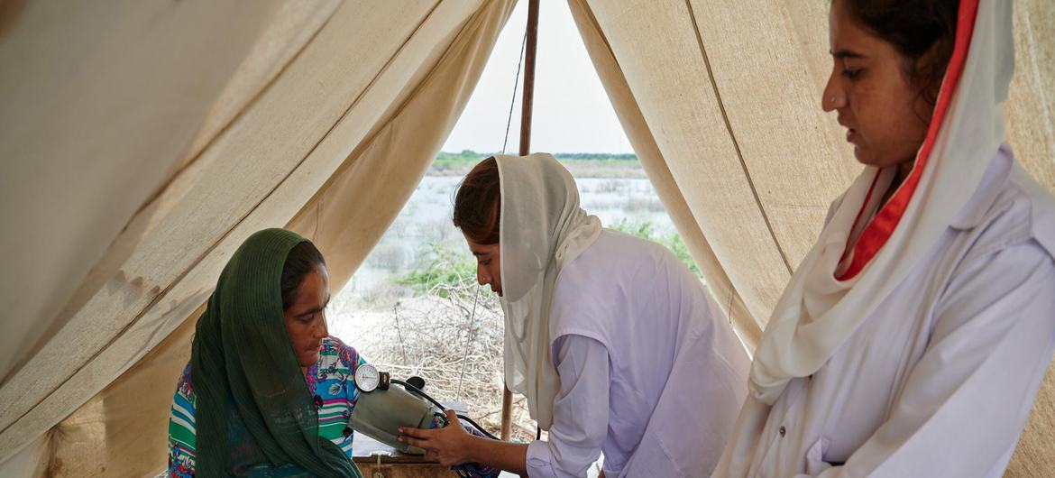 تقدم العيادات الصحية المتنقلة التي يدعمها صندوق الأمم المتحدة للسكان خدمات بالغة الأهمية للنساء والأطفال خلال الأزمة في باكستان.