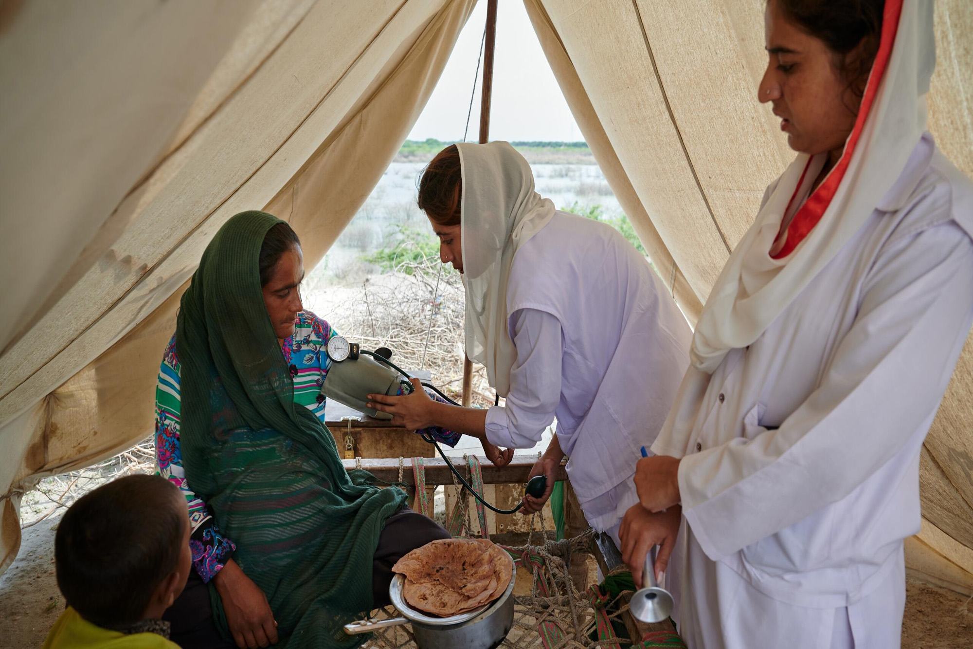 تقدم العيادات الصحية المتنقلة التي يدعمها صندوق الأمم المتحدة للسكان خدمات بالغة الأهمية للنساء والأطفال خلال الأزمة في باكستان.