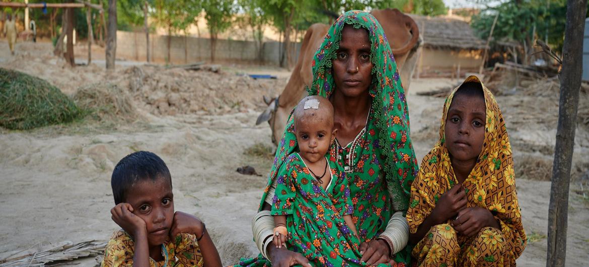 Une famille à Ghulam Shabbir Kaladi, dans la province du Sindh, au Pakistan.